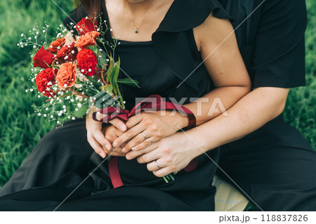 バックハグをしながら赤い薔薇の花束を持つ男女 バックハグをしながら赤い薔薇の花束を持つ男女 118837826
