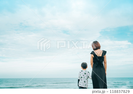 海を眺める母と男の子 海を眺める母と男の子 118837829