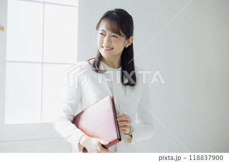 白いスーツの女性　　  118837900