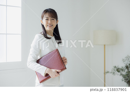 白いスーツの女性　　  118837901