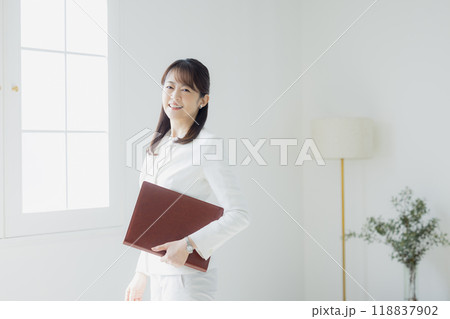 白いスーツの女性 白いスーツの女性 118837902