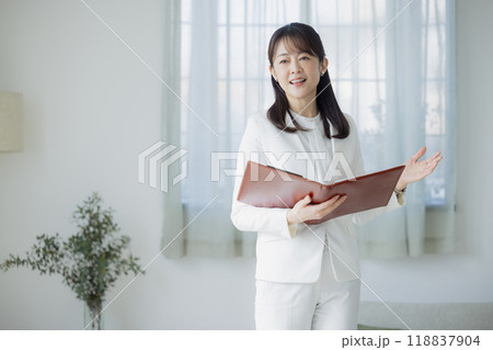 白いスーツの女性　　  118837904