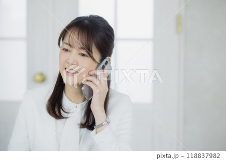 電話する白いスーツの女性 電話する白いスーツの女性 118837982
