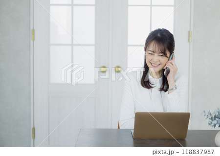 電話する白いスーツの女性　　  118837987