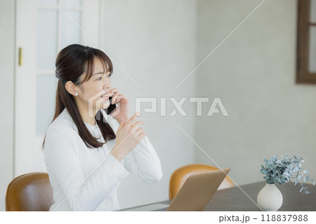 電話する白いスーツの女性 電話する白いスーツの女性 118837988