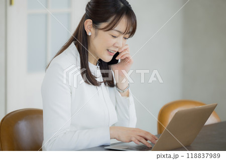 電話する白いスーツの女性 電話する白いスーツの女性 118837989