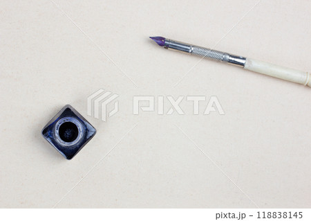 Vintage pen and inkwell on paper background 118838145