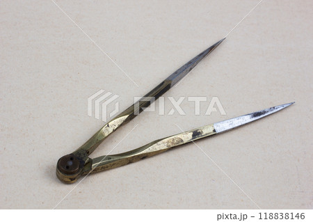 Vintage pen and inkwell on paper background 118838146