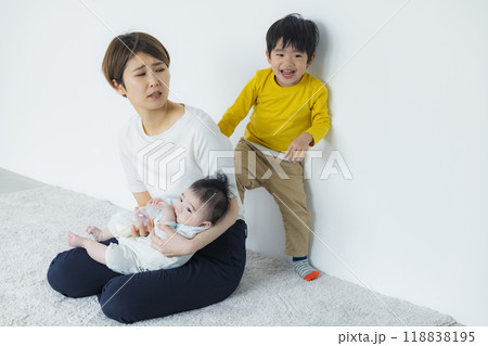 子どもたちと遊ぶお母さん　　　 118838195