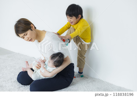 子どもたちと遊ぶお母さん　　　 118838196