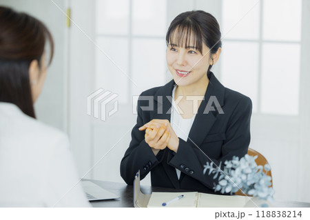 オフィスで働く女性　　 118838214