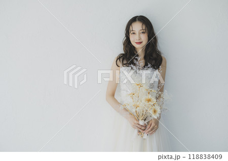 ウェディングドレスを着た女性 　 118838409