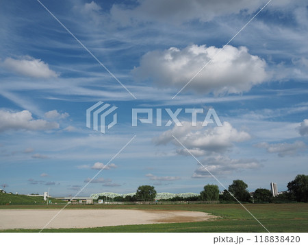 夏の青い空と白い雲のある風景 夏の青い空と白い雲のある風景 118838420