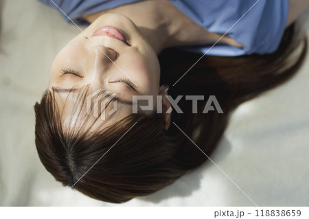仰向けの青いワンピースの女性 仰向けの青いワンピースの女性 118838659