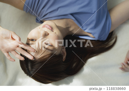 仰向けの青いワンピースの女性　　 118838660