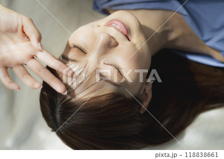 仰向けの青いワンピースの女性 仰向けの青いワンピースの女性 118838661