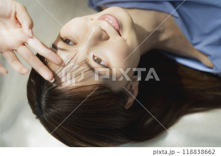 仰向けの青いワンピースの女性 仰向けの青いワンピースの女性 118838662