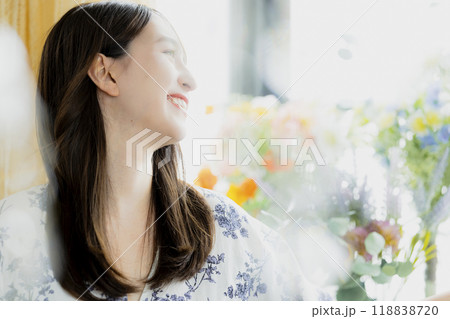 窓辺の女性 窓辺の女性 118838720