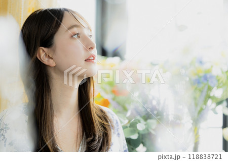 窓辺の女性　 118838721