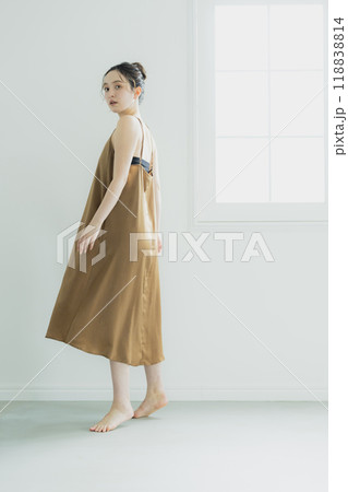ワンピースを着た若い女性 118838814