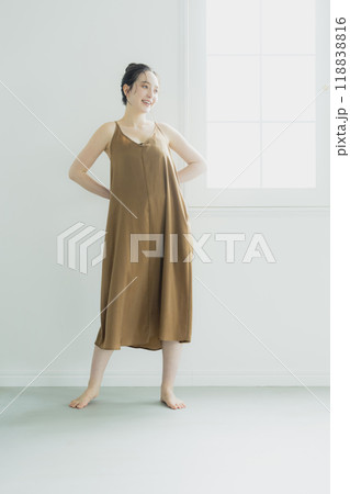 ワンピースを着た若い女性 ワンピースを着た若い女性 118838816