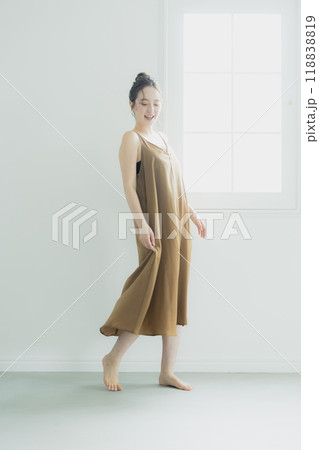 ワンピースを着た若い女性 ワンピースを着た若い女性 118838819