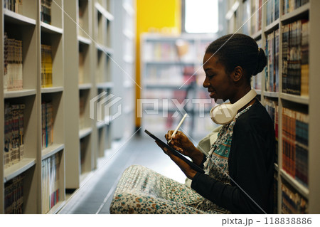 African American Student Studying In The Library 118838886