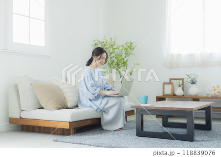 リビングでパソコンを使う女性  118839076