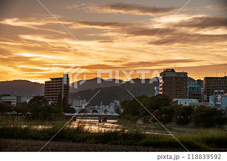 夕焼けの空と川のある風景 118839592