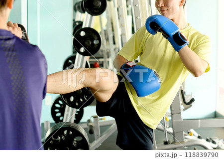 キックを打つ男性とミットを持つトレーナー キックを打つ男性とミットを持つトレーナー 118839790