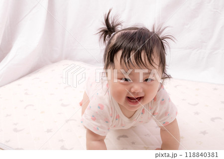 【はいはいを始める髪を結んだ赤ちゃん】 【はいはいを始める髪を結んだ赤ちゃん】 118840381