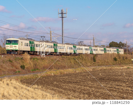 成田山初詣の臨時快速として成田線を走る185形電車 118841250