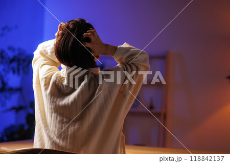 困る　女性 118842137