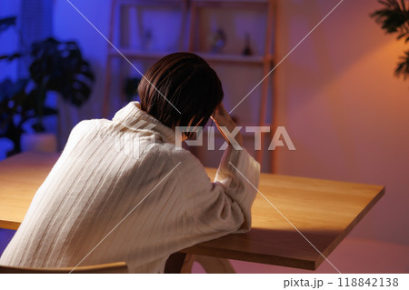 困る　女性 118842138