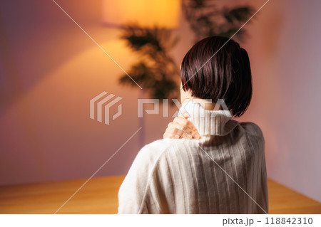 女性　肩こり 118842310