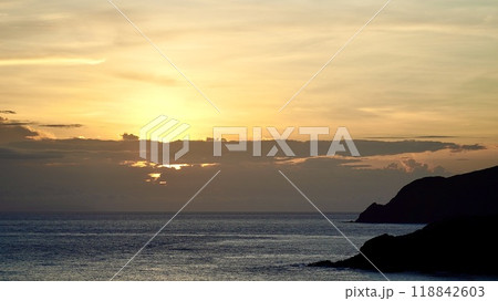 沖縄県慶良間諸島阿嘉島の天城展望台から見た夕焼け 沖縄県慶良間諸島阿嘉島の天城展望台から見た夕焼け 118842603