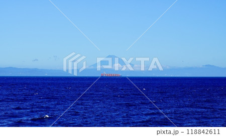 伊豆大島から見える富士山とコンテナ船 118842611