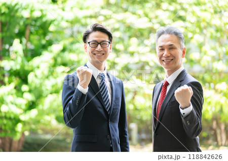 ビジネスマン　新緑　ガッツポーズ 118842626
