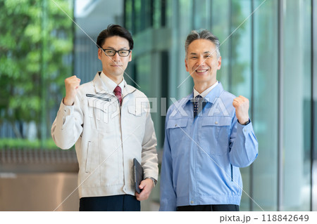 作業服のの男性　ポートレート　ガッツポーズ 118842649