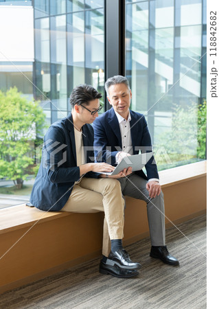 オフィスカジュアル　ビジネス　パソコン 118842682