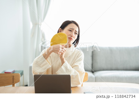 お財布が空っぽの女性 118842734