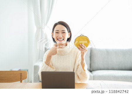 財布を持つ女性 笑顔 指差し 財布を持つ女性 笑顔 指差し 118842742