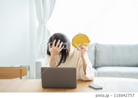財布を持って悩む女性 118842757