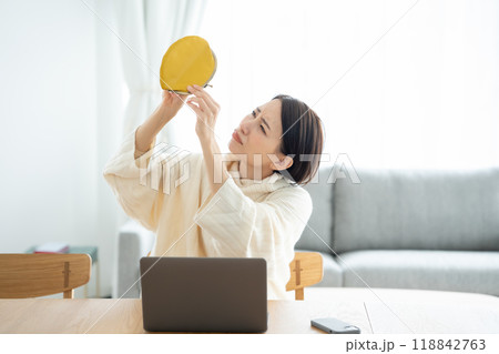 お財布が空っぽの女性 お財布が空っぽの女性 118842763