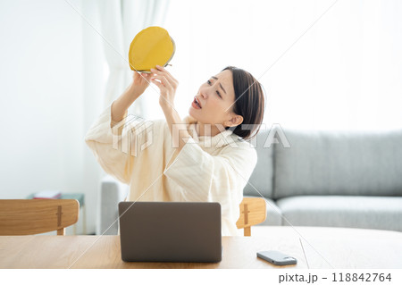 お財布が空っぽの女性 118842764