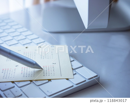 テーブルに置かれたキーボードとカレンダー 118843017