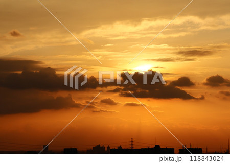 オレンジ色に染まる空 118843024