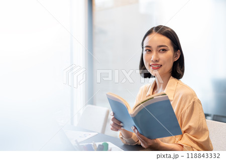 笑顔で読書をする女性 118843332