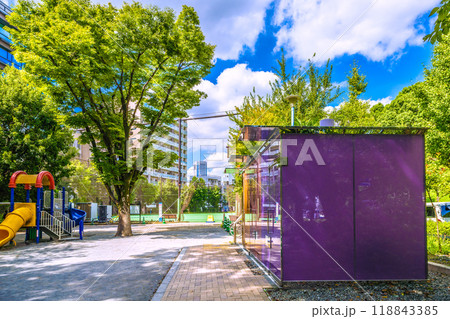 日本の東京都市景観　東京都渋谷区の代々木深町小公園に設置されている透明トイレ（使用時で不透明） 118843385