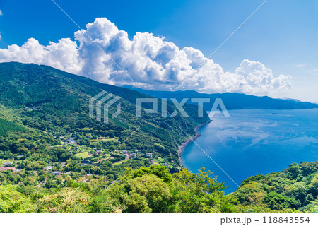 【静岡県】西伊豆・碧の丘から眺める海岸線 土肥港を出港した駿河湾フェリー遠望 【静岡県】西伊豆・碧の丘から眺める海岸線 土肥港を出港した駿河湾フェリー遠望 118843554